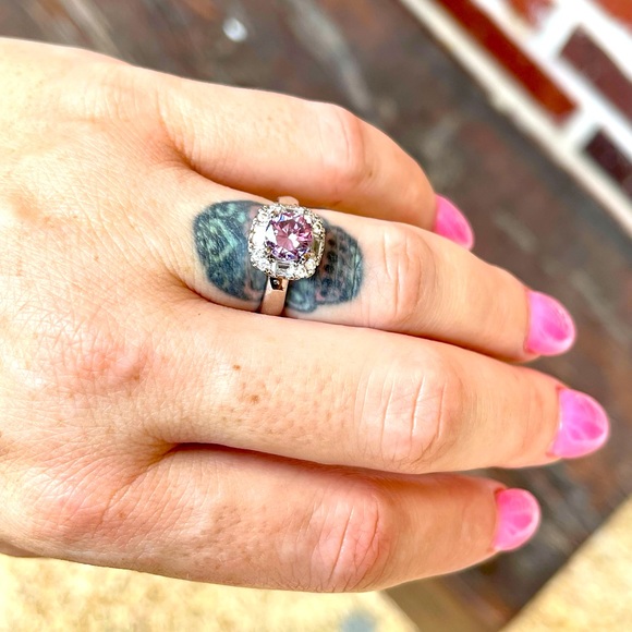 Jewelry - Moissanite pink/purple round brilliant engagement ring